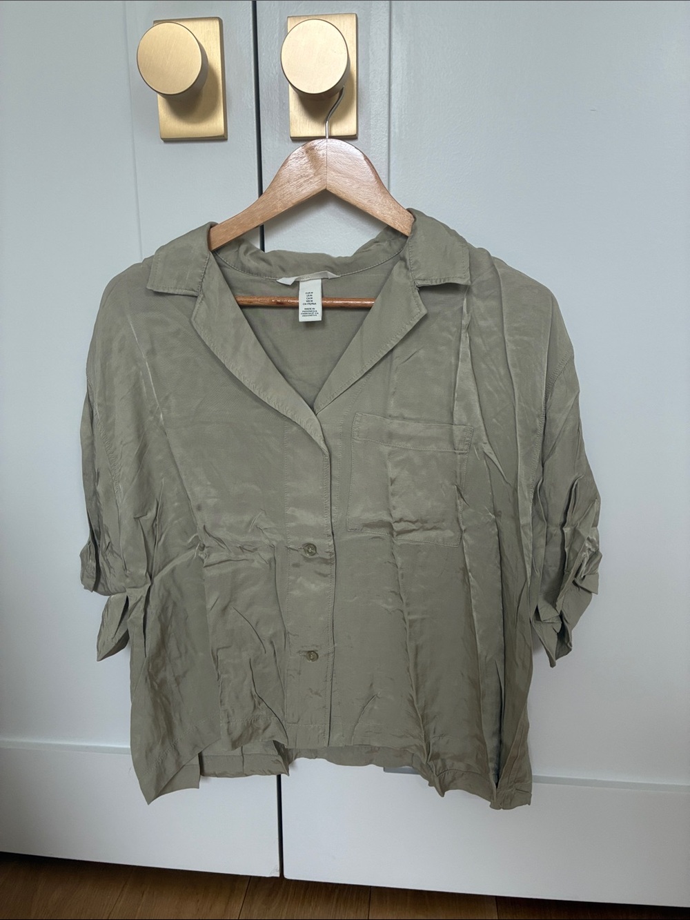 H&M Silky Moss Green Lightweight Button-Up Shirt in Viscose